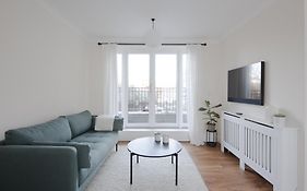 Modern 2 Bed Town House Quiet Street Near Station